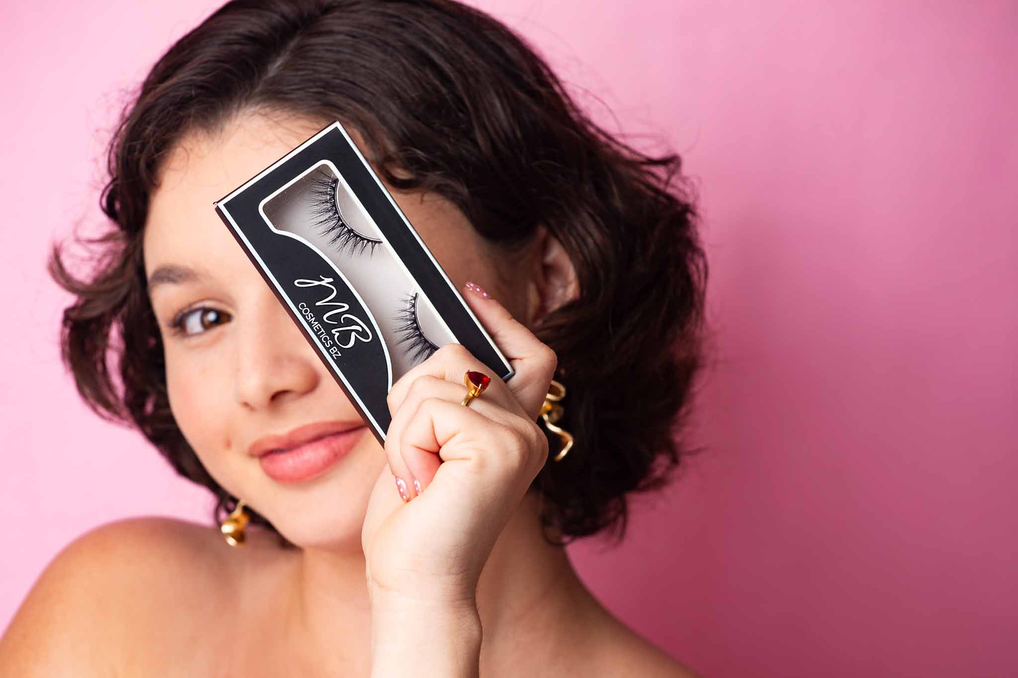 Model Showing MB Cosmetics Bz Eyelashes Brand
