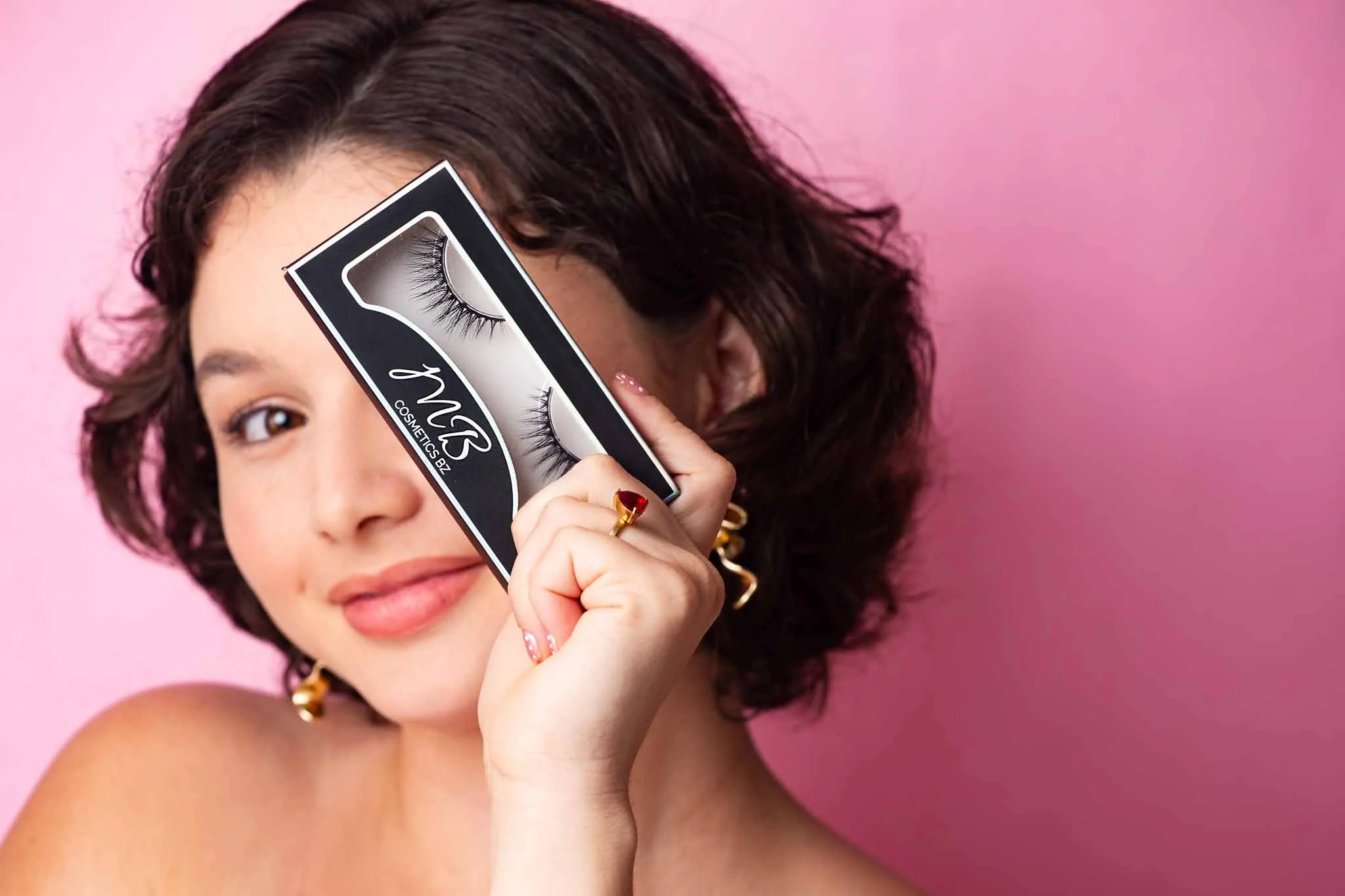 Model Showing MB Cosmetics Bz Eyelashes Brand