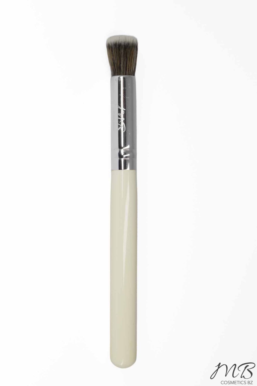 MB Cosmetics BZ – Mini Flat Top Precision Multifunction Buffer Brush