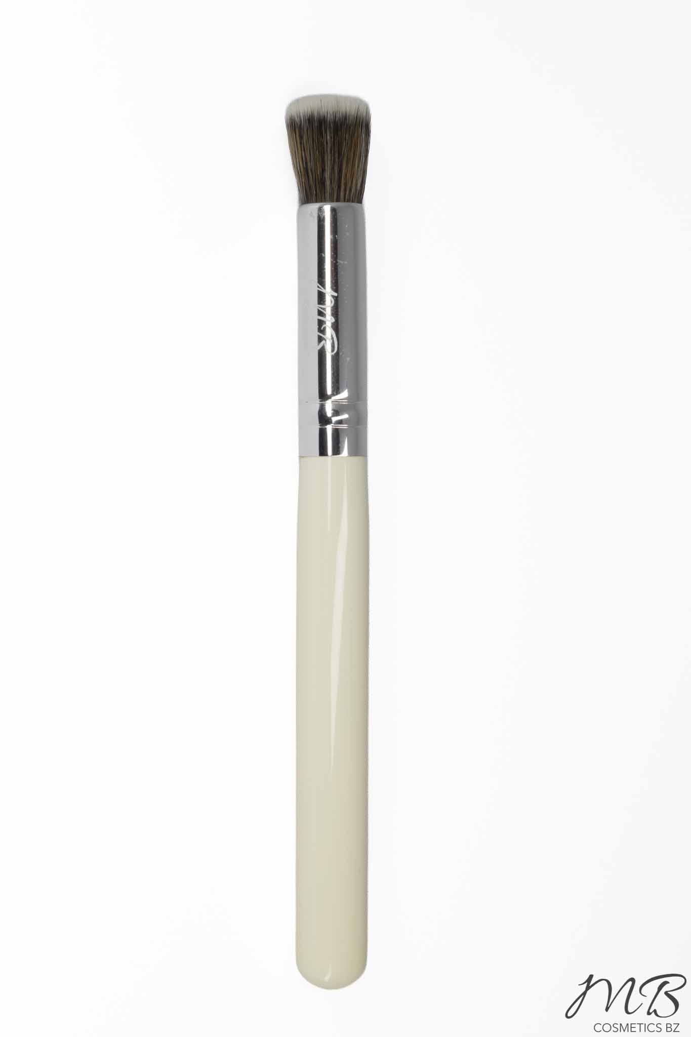 MB Cosmetics BZ – Mini Flat Top Precision Multifunction Buffer Brush