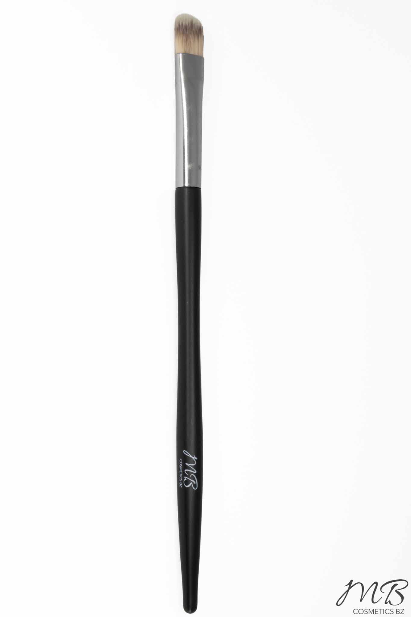MB Cosmetics BZ – Angled Concealer & Under-Eye Sculptor Brush